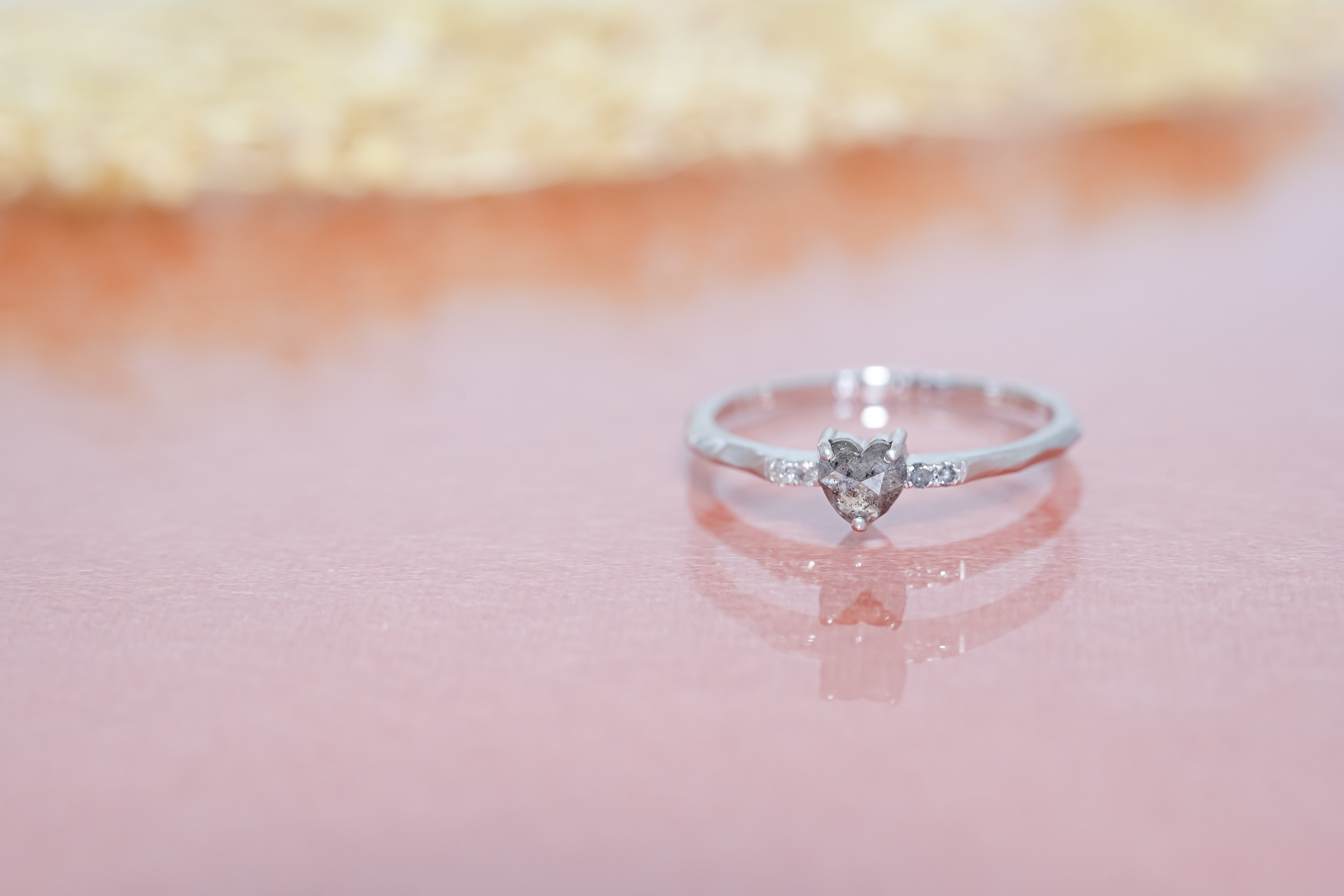 K10WG 『二つの顔を持つ』ハートローズカット天然ダイヤモンド リング