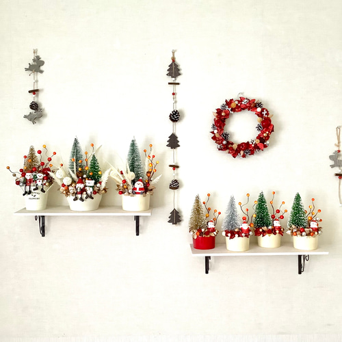 ウインクサンタとミニツリーのクリスマスオブジェ◇高さ19センチ◇赤色