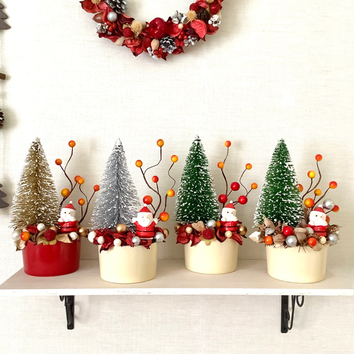 ウインクサンタとミニツリーのクリスマスオブジェ◇高さ19センチ◇赤色