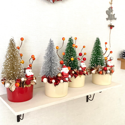 ウインクサンタとミニツリーのクリスマスオブジェ◇高さ19センチ◇赤色