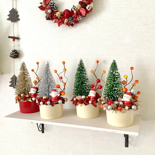 ウインクサンタとミニツリーのクリスマスオブジェ◇高さ19センチ◇赤色