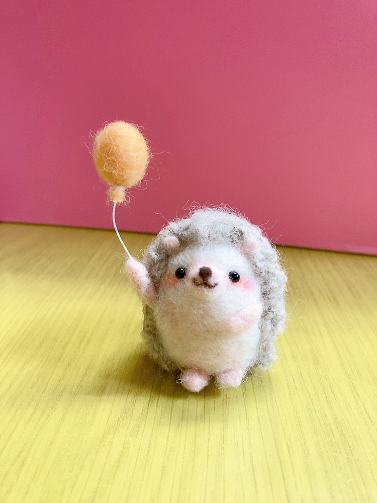 ゆり様 うさぎ羊毛フェルト額縁入り Com - 風船をもったハリネズミくん