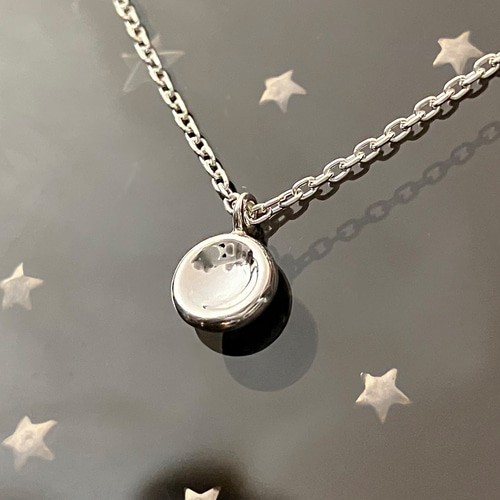 小さなまあるい月のペンダント ネックレス・ペンダント Garrotin