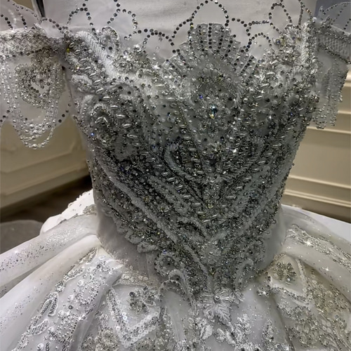 送料無料！憧れのドレス オフショルダー きらきらビジュー 二の腕  