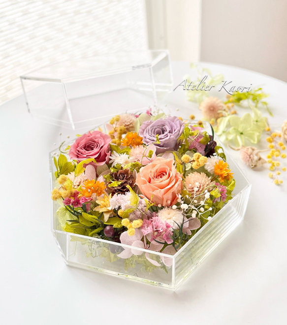 幸せのお花畑 - 六角形BOXフラワーアレンジメント ∕ プリザーブド