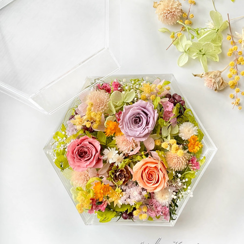 幸せのお花畑 - 六角形BOXフラワーアレンジメント