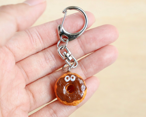 食べ物キーホルダー♢チョコドーナツくん キーホルダー 日なたの窓