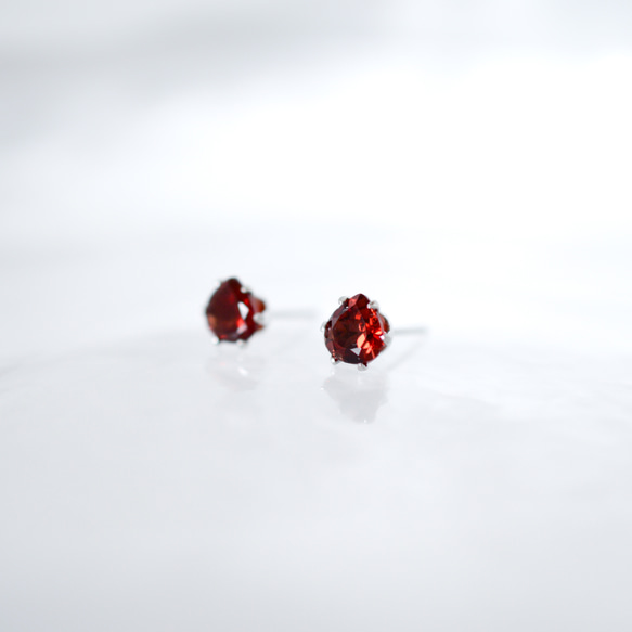 【栗のガーネットのピアス】6mm 赤 レッド サージカルステンレス 金属アレルギー対応 一粒 1月誕生石 マロン 3枚目の画像