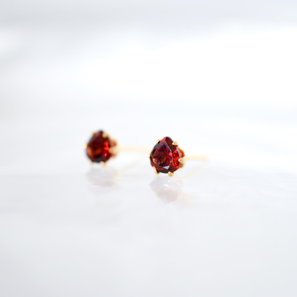 【栗のガーネットのピアス】6mm 赤 レッド サージカルステンレス 金属アレルギー対応 一粒 1月誕生石 マロン 6枚目の画像
