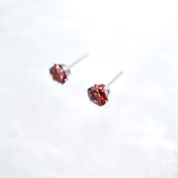 【栗のガーネットのピアス】6mm 赤 レッド サージカルステンレス 金属アレルギー対応 一粒 1月誕生石 マロン 4枚目の画像