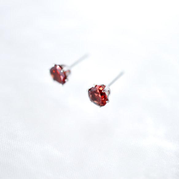 【栗のガーネットのピアス】6mm 赤 レッド サージカルステンレス 金属アレルギー対応 一粒 1月誕生石 マロン 4枚目の画像