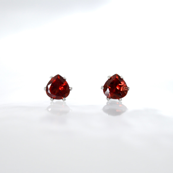 【栗のガーネットのピアス】6mm 赤 レッド サージカルステンレス 金属アレルギー対応 一粒 1月誕生石 マロン 1枚目の画像