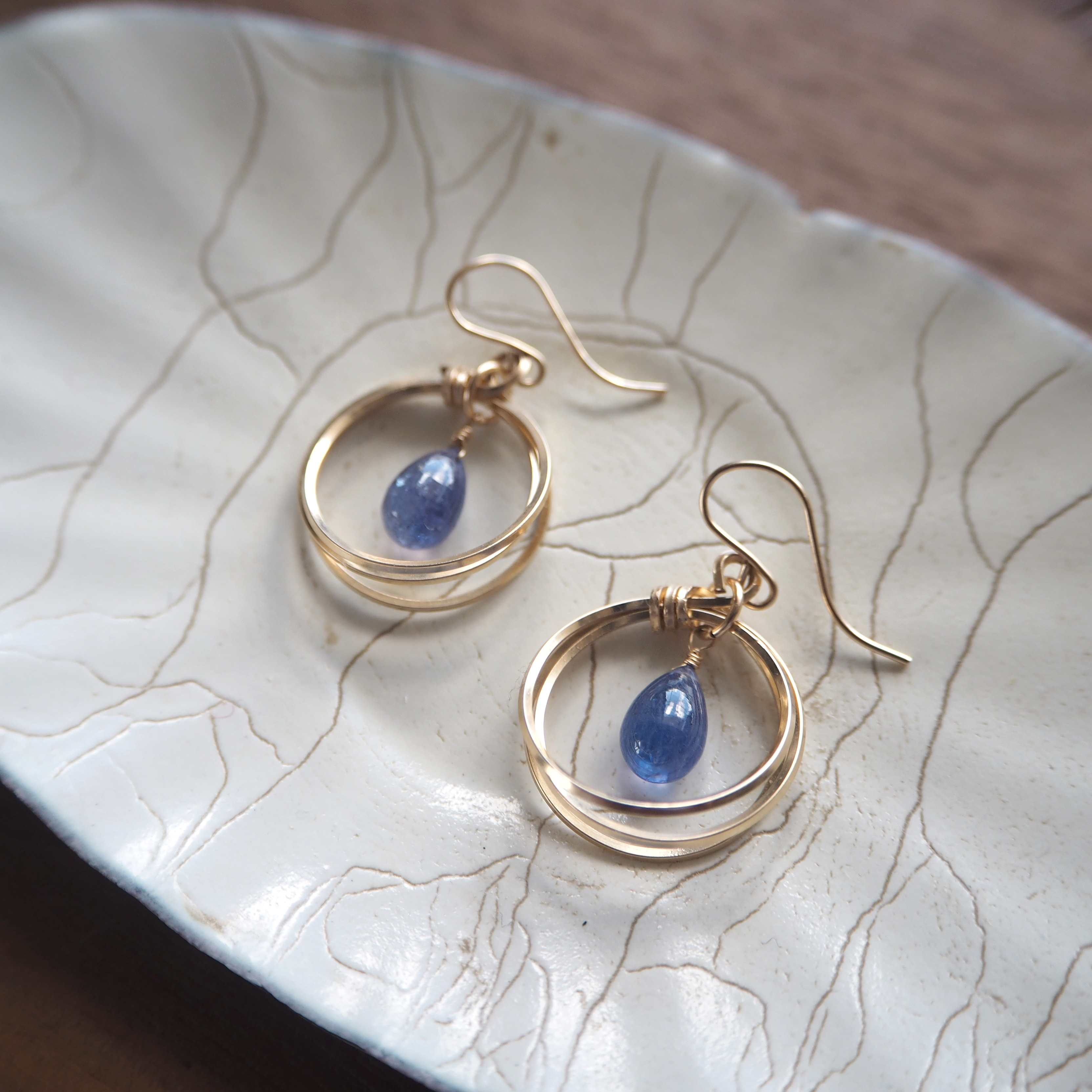 14Kgf×タンザナイトの3連サークルピアス(イヤリング)