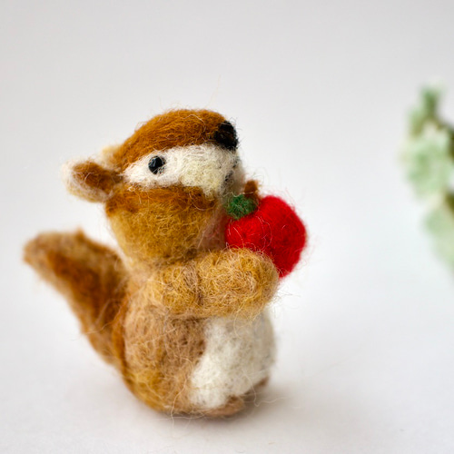 羊毛フェルト　リス 受注制作✨羊毛フェルトのシマリスの女の子 | iichi 日々の暮らしを