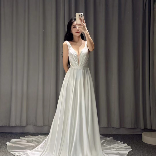 深めvネック くるみボタン 背中空き セクシー Aライン 白 光沢サテン  