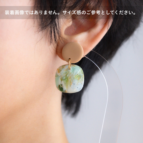 薄いグリーンとベージュの天然石風イヤリングB /ピアス/1点もの 