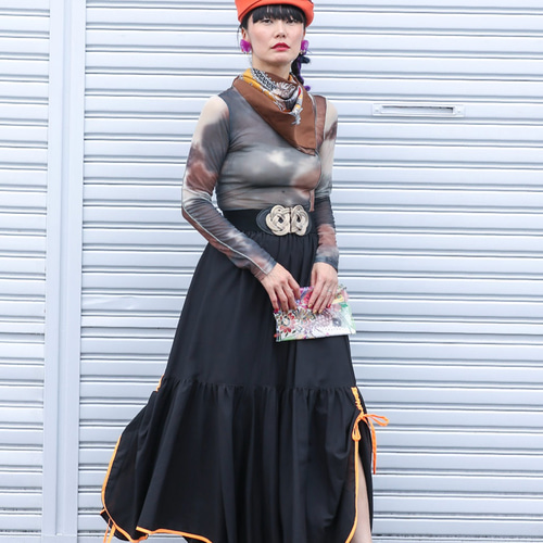 黒とオレンジで何を思い浮かべる？想像を掻き立てるゴムギャザー