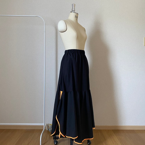 【新品未使用】✨エイココンドウ✨黒とグレーの混合地にオレンジ柄の膝丈スカート❣️ 黒とオレンジで何を思い浮かべる？想像を掻き立てるゴムギャザー