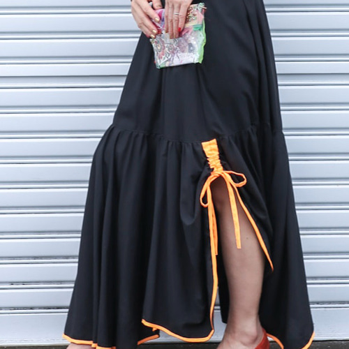 黒とオレンジで何を思い浮かべる？想像を掻き立てるゴムギャザー