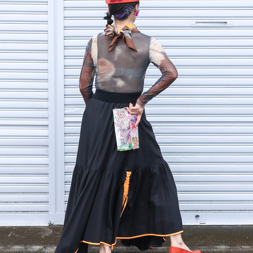 黒とオレンジで何を思い浮かべる？想像を掻き立てるゴムギャザー