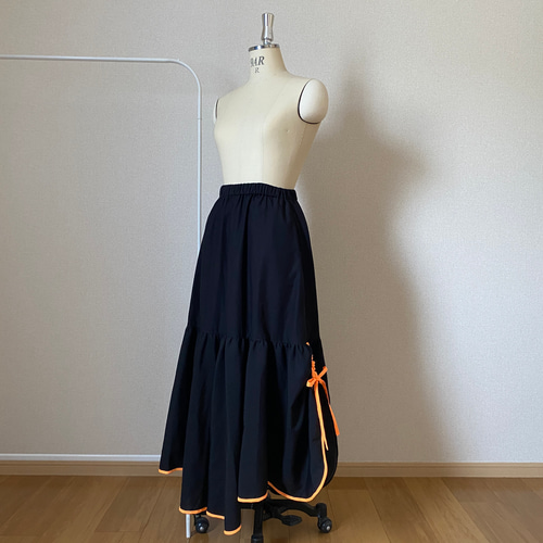 【新品未使用】✨エイココンドウ✨黒とグレーの混合地にオレンジ柄の膝丈スカート❣️ 新品未使用】✨エイココンドウ✨黒とグレーの混合地にオレンジ柄の膝丈