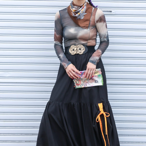 黒とオレンジで何を思い浮かべる？想像を掻き立てるゴムギャザー