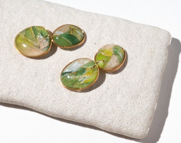 緑の天然石風イヤリング/ピアス /1点もの/ポリマークレイ/レジン