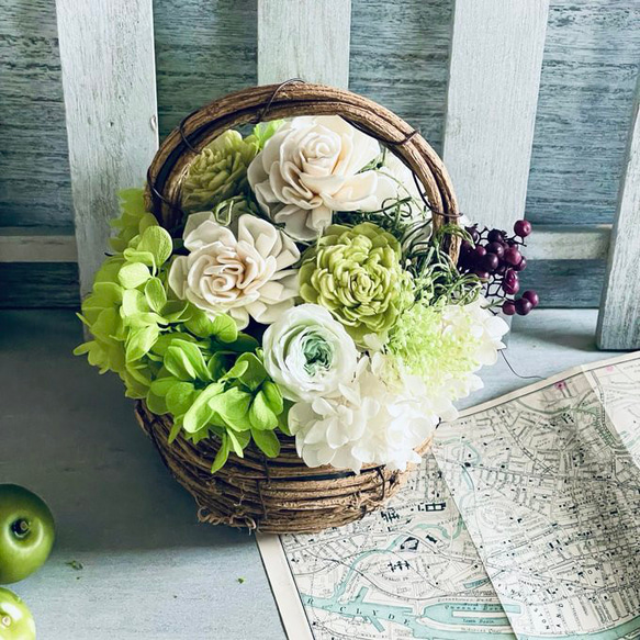 爽やかカラーのバスケット　新築祝い　ホワイト　グリーン　仏花　開店祝い　結婚祝い　プリザーブドフラワー　お供え　紫陽花 2枚目の画像