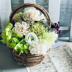 爽やかカラーのバスケット　新築祝い　ホワイト　グリーン　仏花　開店祝い　結婚祝い　プリザーブドフラワー　お供え　紫陽花 1枚目の画像
