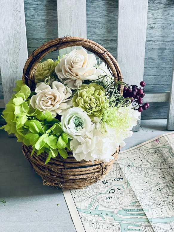 爽やかカラーのバスケット　新築祝い　ホワイト　グリーン　仏花　開店祝い　結婚祝い　プリザーブドフラワー　お供え　紫陽花 1枚目の画像