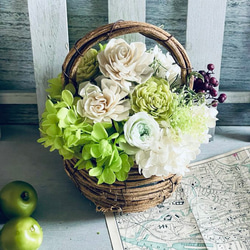 爽やかカラーのバスケット　新築祝い　ホワイト　グリーン　仏花　開店祝い　結婚祝い　プリザーブドフラワー　お供え　紫陽花 4枚目の画像