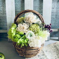 爽やかカラーのバスケット　新築祝い　ホワイト　グリーン　仏花　開店祝い　結婚祝い　プリザーブドフラワー　お供え　紫陽花 3枚目の画像