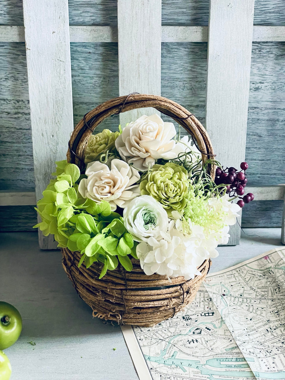 爽やかカラーのバスケット　新築祝い　ホワイト　グリーン　仏花　開店祝い　結婚祝い　プリザーブドフラワー　お供え　紫陽花 3枚目の画像