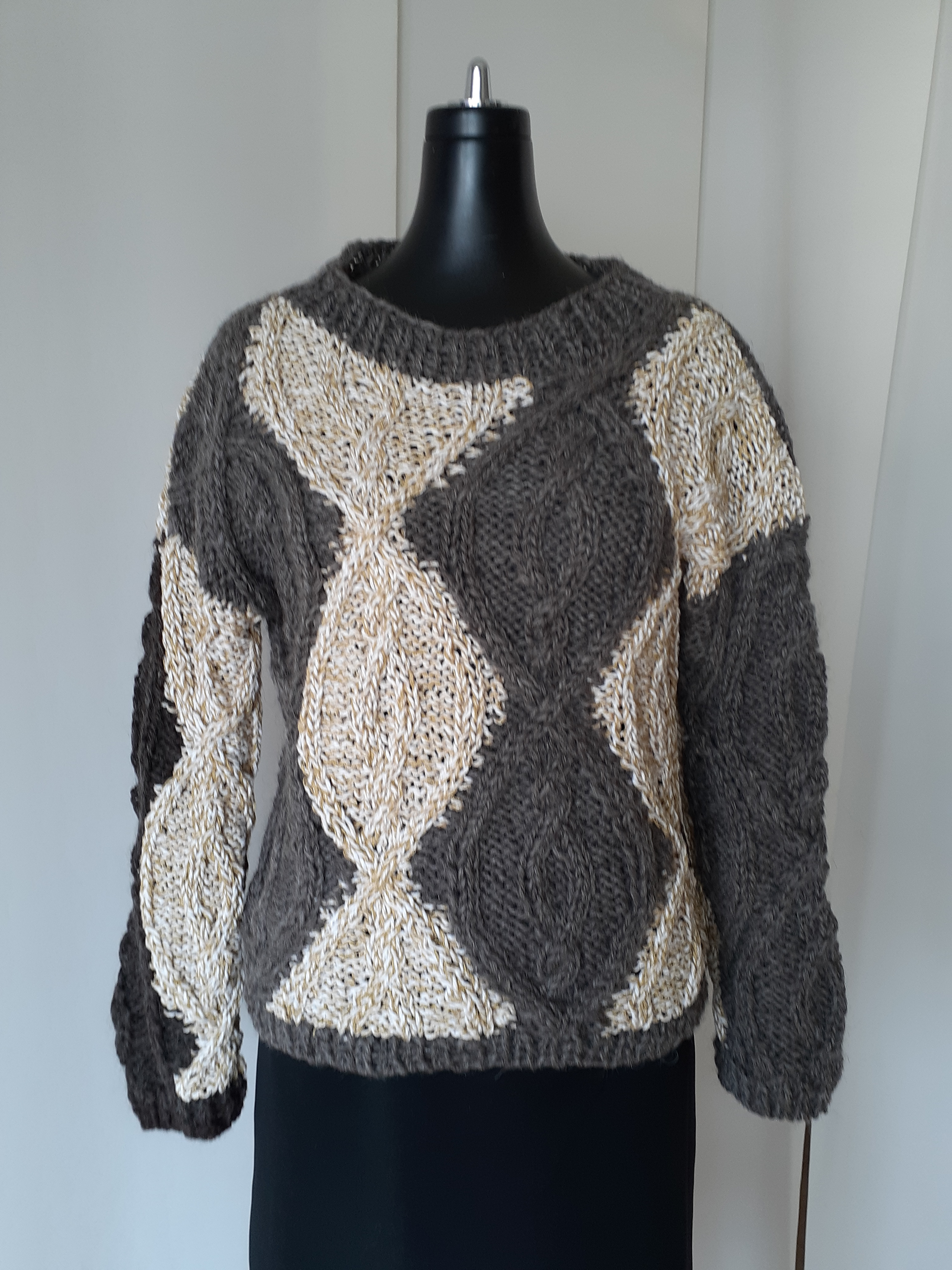 ベージュとダークブラウンの模様編みセーター