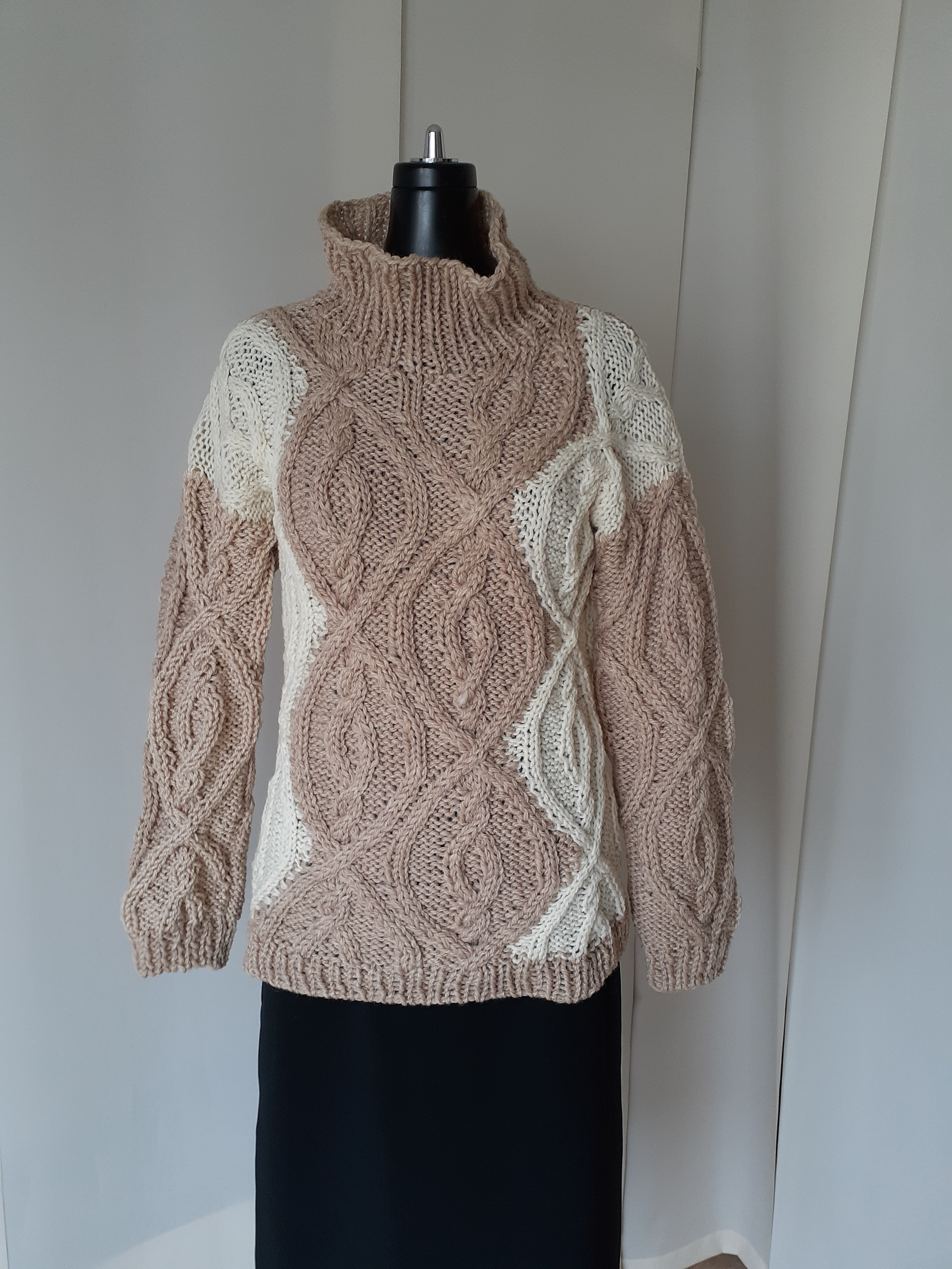 アイボリーとベージュの模様編みセーター