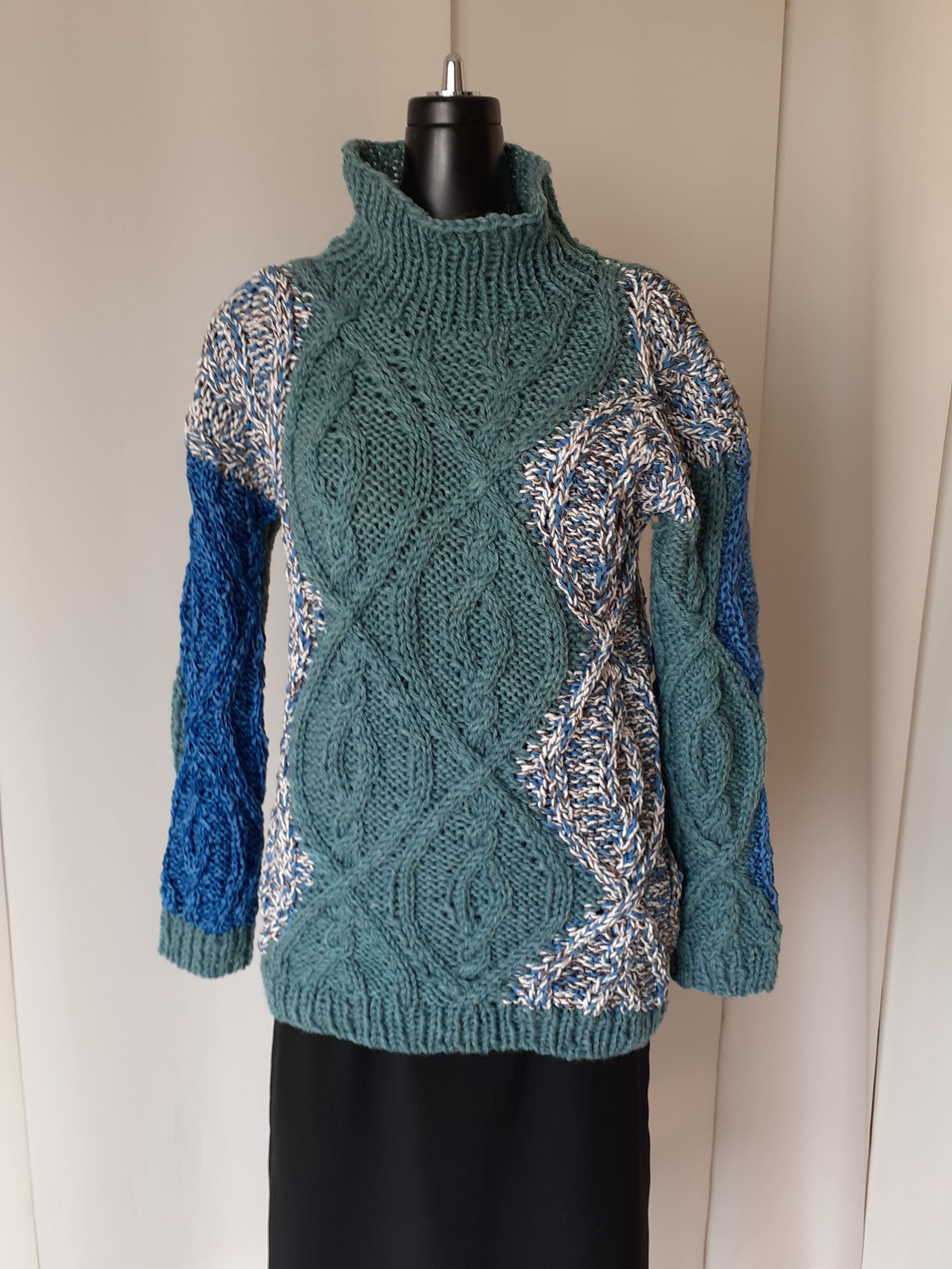 グリーンとブルーの模様編みセーター