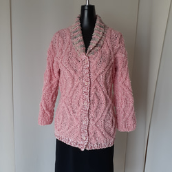 グリーンとサーモンピンクのカウチン模様の編み込みカーディガン