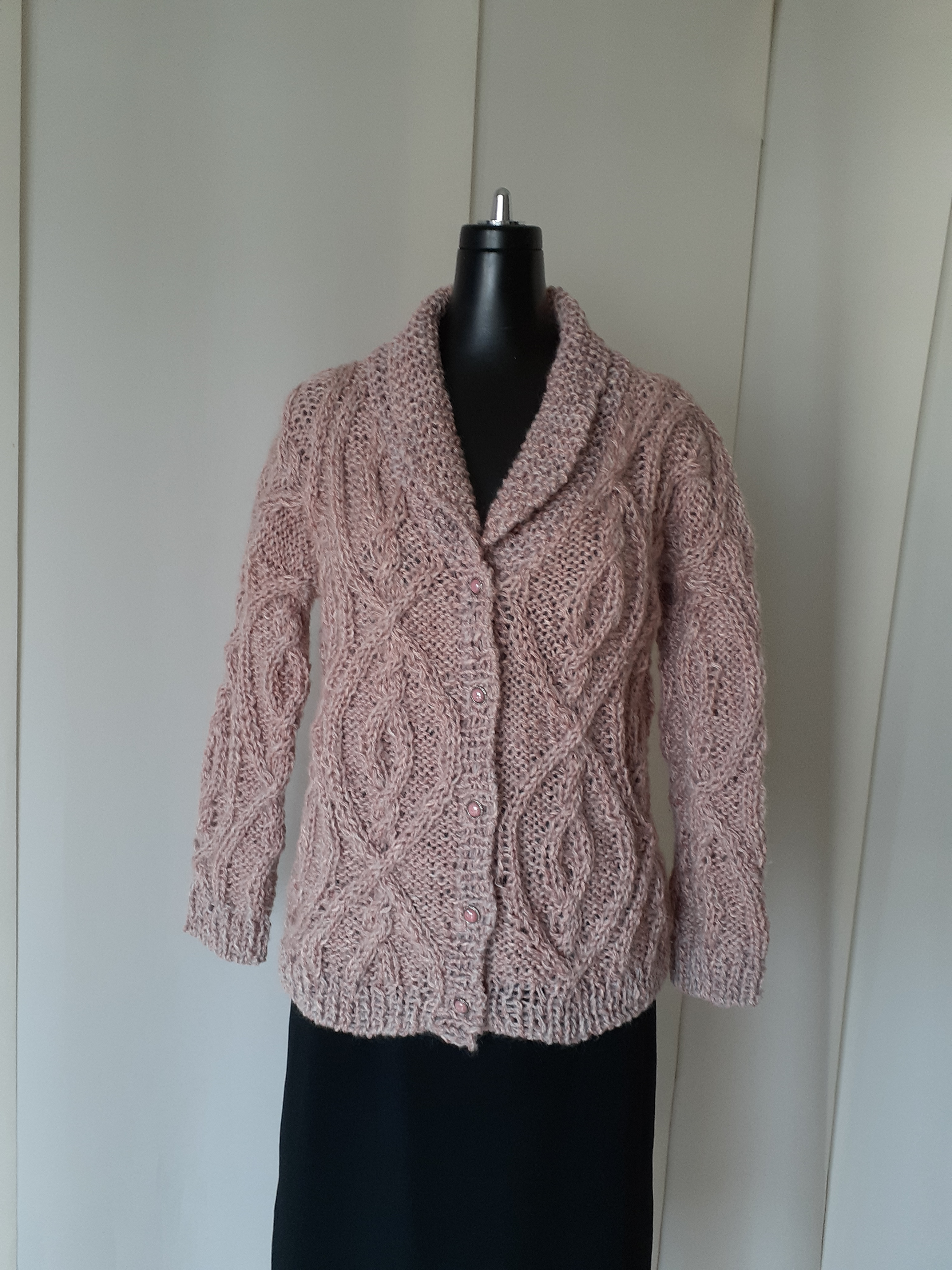 淡いローズ系モヘア糸の模様編みカーディガン