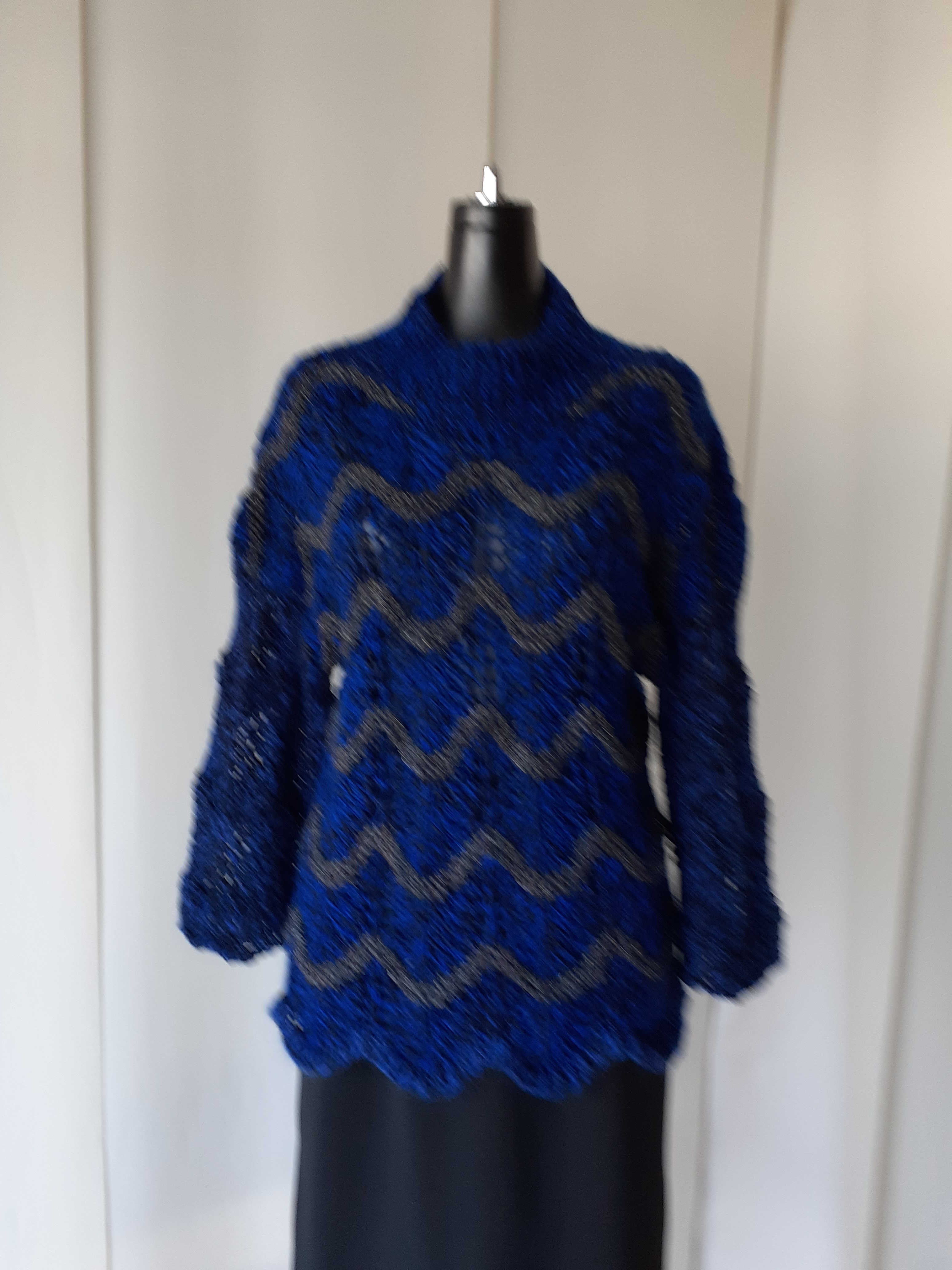 紺色モヘア糸と黒の透かし編みボーダー柄セーター