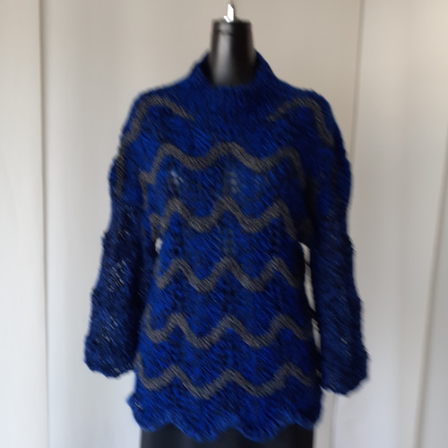 紺色モヘア糸と黒の透かし編みボーダー柄セーター ニット・セーター