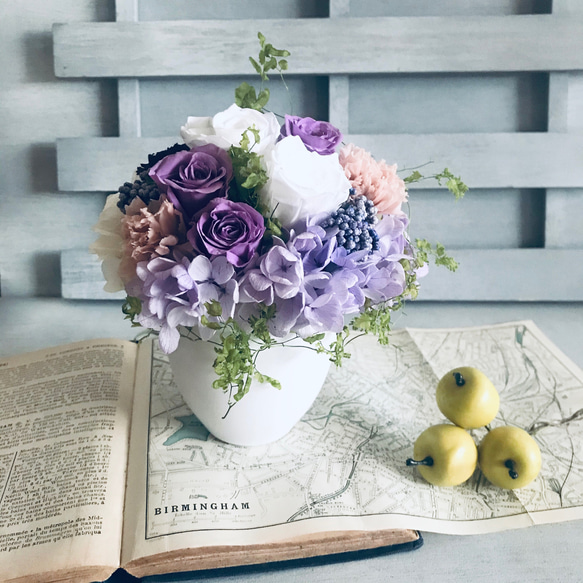 大人カラーのホワイト＆パープルのバラが 綺麗なアレンジ　開店祝い　結婚祝い　退職祝い　紫　プリザーブドフラワー紫陽花 8枚目の画像