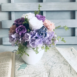 大人カラーのホワイト＆パープルのバラが 綺麗なアレンジ　開店祝い　結婚祝い　退職祝い　紫　プリザーブドフラワー紫陽花 7枚目の画像