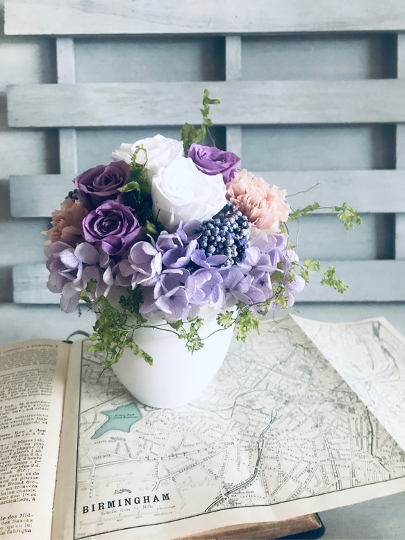 大人カラーのホワイト＆パープルのバラが 綺麗なアレンジ　開店祝い　結婚祝い　退職祝い　紫　プリザーブドフラワー紫陽花 7枚目の画像