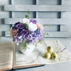 大人カラーのホワイト＆パープルのバラが 綺麗なアレンジ　開店祝い　結婚祝い　退職祝い　紫　プリザーブドフラワー紫陽花 2枚目の画像