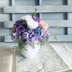 大人カラーのホワイト＆パープルのバラが 綺麗なアレンジ　開店祝い　結婚祝い　退職祝い　紫　プリザーブドフラワー紫陽花 6枚目の画像