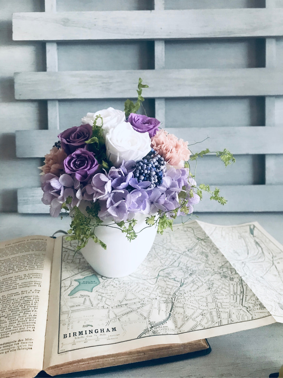 大人カラーのホワイト＆パープルのバラが 綺麗なアレンジ　開店祝い　結婚祝い　退職祝い　紫　プリザーブドフラワー紫陽花 6枚目の画像