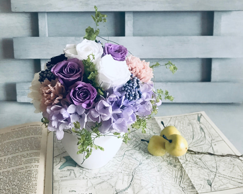 大人カラーのホワイト＆パープルのバラが 綺麗なアレンジ 開店祝い