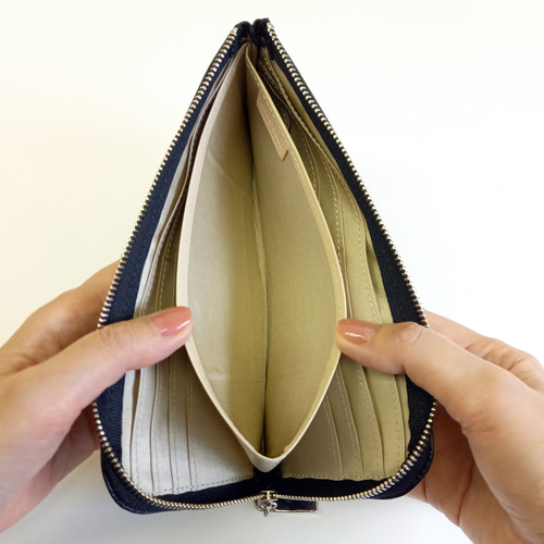 高級レザーおとなドットスタッズ（ブラック）スリムで軽く大容量な長