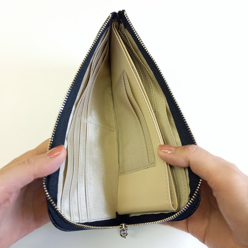 高級レザーおとなドットスタッズ（ブラック）スリムで軽く大容量な長