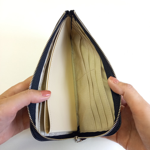 高級レザーおとなドットスタッズ（ブラック）スリムで軽く大容量な長